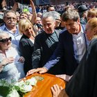 Toto Cutugno, folla commossa ai funerali: vip e fan in fila per l'ultimo saluto all'"Italiano vero"