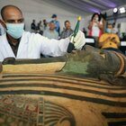 Egitto, scoperta record: 59 sarcofagi in legno di 2.600 anni fa, emozionante l'apertura in diretta davanti alle telecamere