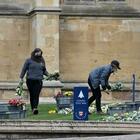 Principe Filippo morto, folla davanti al castello di Windsor: lo staff costretto a bloccare l'ingresso