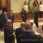 Napolitano, Papa Francesco in raccoglimento davanti al feretro