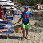 Venditore di cocco e poeta "hard", il video in spiaggia tormentone dell'estate su Whatsapp