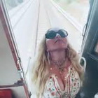 Madonna sul treno storico in Puglia: «Ciao Italia»