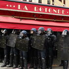 Proteste a Parigi: incendiato il ristorante preferito di Macron