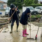 Laura Pausini, i genitori spalano il fango a Solarolo: «Mamma e babbo. L'esempio di una vita»