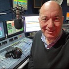 Tim Gough, dj muore per un malore durante la diretta radio: aveva 55 anni