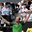 Australian Open, Medvedev piega Hurkacz in oltre quattro ore e vola in semifinale: ora attende Alcaraz- Zverev