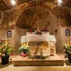 Natale, Cei e Vaticano in sintonia ad anticipare la messa di mezzanotte, in Francia si va verso la disubbidienza