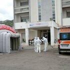 Covid, ospedali in ginocchio: assenti 40mila operatori sanitari tra positivi e No vax