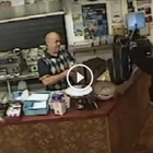 Minacciato con la pistola, barista trova il modo perfetto per mandare via il rapinatore
