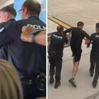 Turista molesto sul volo Ryanair, l'aereo per Ibiza dirottato in Francia: «Atterrati per buttarlo fuori dall'aereo»