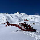 Elicottero si schianta sulle Alpi svizzere, tre i morti: «È scivolato lungo la parete della montagna»