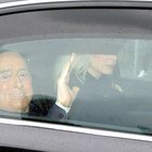 Silvio Berlusconi dimesso: il saluto dall'auto con Marta Fascina