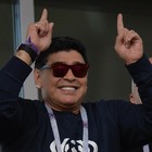 Maradona denunciato dalla ex moglie: «Umiliata e insultata per anni». E chiede 1.5 milioni di risarcimento