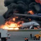 Mosca, aereo Aeroflot atterra in fiamme: almeno 41 morti, anche due bambini. Le immagini dei passeggeri in fuga