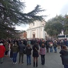 Nicoletta Zomparelli e Renée Amato, duemila persone ai funerali a Cisterna di Latina: «Infangato il nome dell’amore». Le lacrime di Desyrée