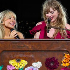 Taylor Swift, Sabrina Carpenter (che le apre i concerti) è uno dei volti di Skims, il brand di Kim Kardashian. I fan: «È davvero sua amica?»