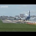 • Olanda, atterraggio da brividi: l'aereo "rimbalza" in pista