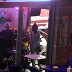 Rissa davanti bar in centro tra bande di spacciatori italiani e tunisini: quattro feriti
