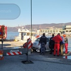 Trieste, dimentica di tirare il freno a mano: la Fiat 500 finisce in mare