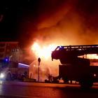 Brucia il maxi-store per bambini: fiamme altissime e residenti evacuati
