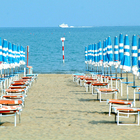 In spiaggia al tempo del Coronavirus, le linee guida regionali: ingressi contingentati e ombrelloni a distanza