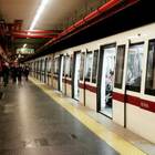 Roma, ragazza tenta il suicidio alla Metro A San Giovanni: il treno le passa sopra, è indenne