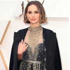 Oscar 2020, la protesta di Natalie Portman: sul vestito i nomi delle donne registe snobbate alle nomination