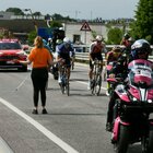 Blitz al Giro d'Italia, gli attivisti di Ultima Generazione tentano di fermare i ciclisti
