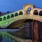 Tramonto in timelapse a Venezia e il ponte di Rialto illuminato dal tricolore