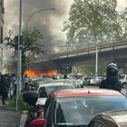 Roma, incendio allo scalo San Lorenzo: chiusa la tangenziale, traffico in tilt. «Fiamme partite da un camper»