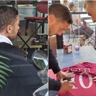 Totti e Noemi in uno storico locale di Vigna Clara: selfie e autografi con i tifosi