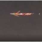 Aereo in fiamme dopo il decollo costretto all'atterraggio d'emergenza. Il video choc: «Oh mio Dio, sta bruciando»