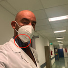 L'infettivologo Bassetti: «Rispettate le regole», ma la mascherina è al contrario. Poi si infuria sui social