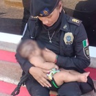 Poliziotta allatta un neonato affamato dopo l'uragano: «Ho pensato ai miei figli». Il gesto di umanità che le è valso una promozione
