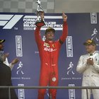 La gioia di Leclerc sul podio di Monza: la premiazione