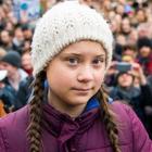 Greta Thunberg, la foto finisce nel mirino dei social: pane in plastica e frutta fuori stagione