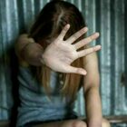 Ragazzina violentata da papà e fratelli: volevano costringerla alle nozze combinate. Salvata dalla sua prof