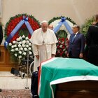 Papa Francesco alla camera ardente di Napolitano: perché la visita a sorpresa che ha spiazzato (anche) il Vaticano? I rapporti tra i due