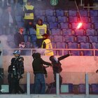 Derby Lazio-Roma, tensione sugli spalti: lancio di petardi tra la Tevere e la Curva Sud