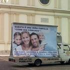 â¢ "Ecco la vera famiglia": il camion del prete anti-gay