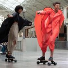 Parigi, alla Fashion Week le modelle sfilano in skateboard