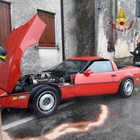 Treviso, con la Chevrolet Corvette finisce contro il muro di una casa: distrutta l'auto d'epoca