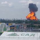 Russia, colpito deposito di carburante a Voronezh, poi le fiamme. È sulla strada verso Mosca