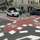Milano, la nuova pista ciclabile scatena le critiche e l'ironia sui social: «Sembra il gioco dell'Oca»