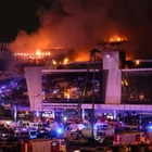 Attentato a Mosca, sparatoria alla Crocus City Hall: 40 morti e 100 feriti. Incendio in corso e tetto rischio crollo. Paramilitari russi pro Kiev: «Noi estranei»