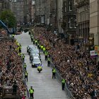 Regina Elisabetta, il feretro è a Edimburgo. Ali di folla lungo il percorso, due milioni attesi in strada