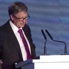 Bill Gates presenta il wc del futuro e sul palco si presenta con un barattolo...