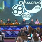 Sanremo 2019, conferenza stampa in diretta. Baglioni: «Oggi 12 canzoni e super ospiti». Bisio: «Ho salutato Bocelli con la mano, che gaffe»