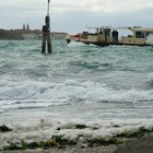 Venezia, tre giorni di acqua alta: oggi 115 centimetri. Barriere del Mose alzate in 30 minuti