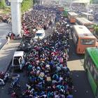 Coronavirus, esodo biblico in India: migliaia di persone fuggono dal lockdown di Delhi per raggiungere i villaggi